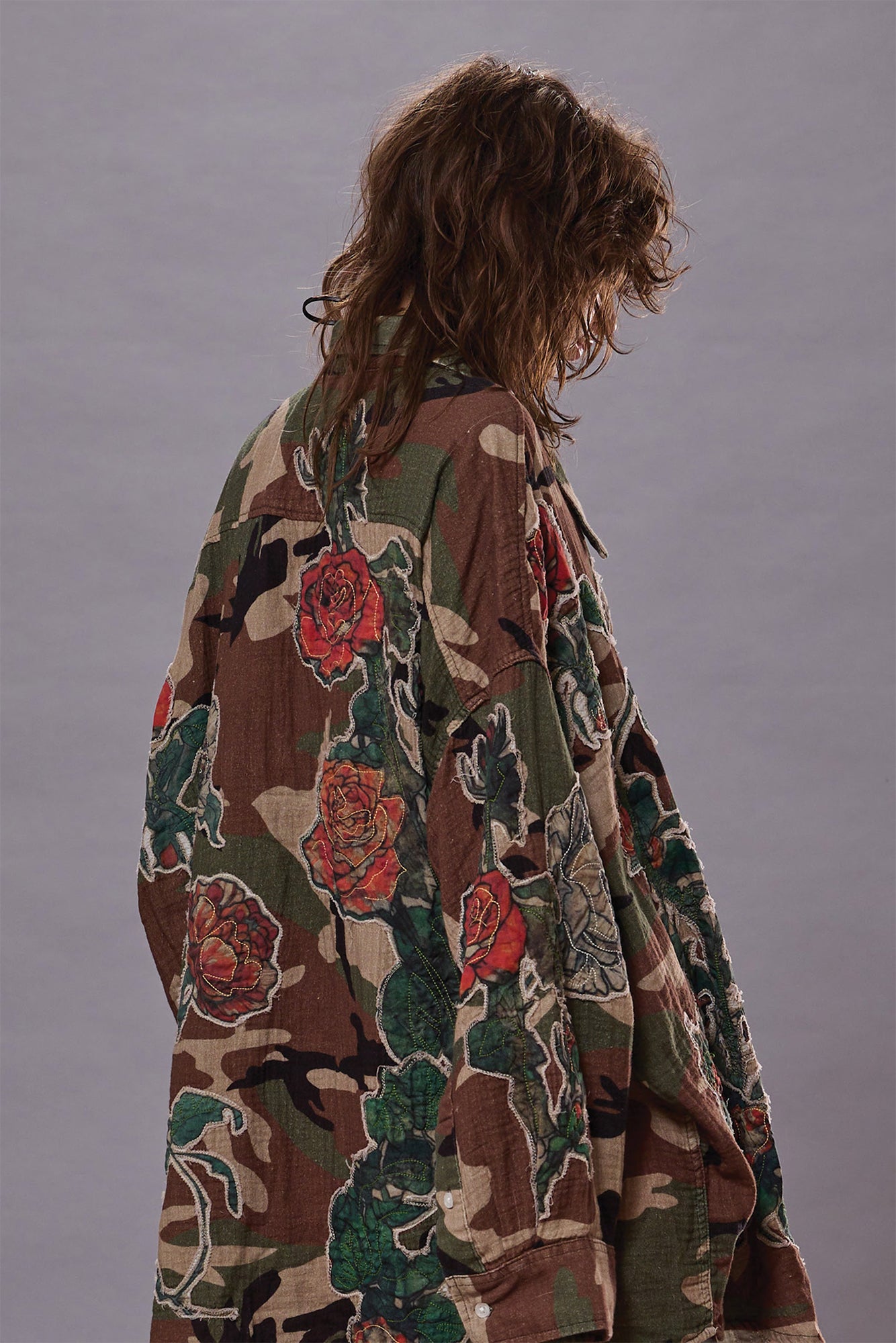 DROP NECK SHIRT - PRINTED CAMO W/ ROSE APPLIQUE