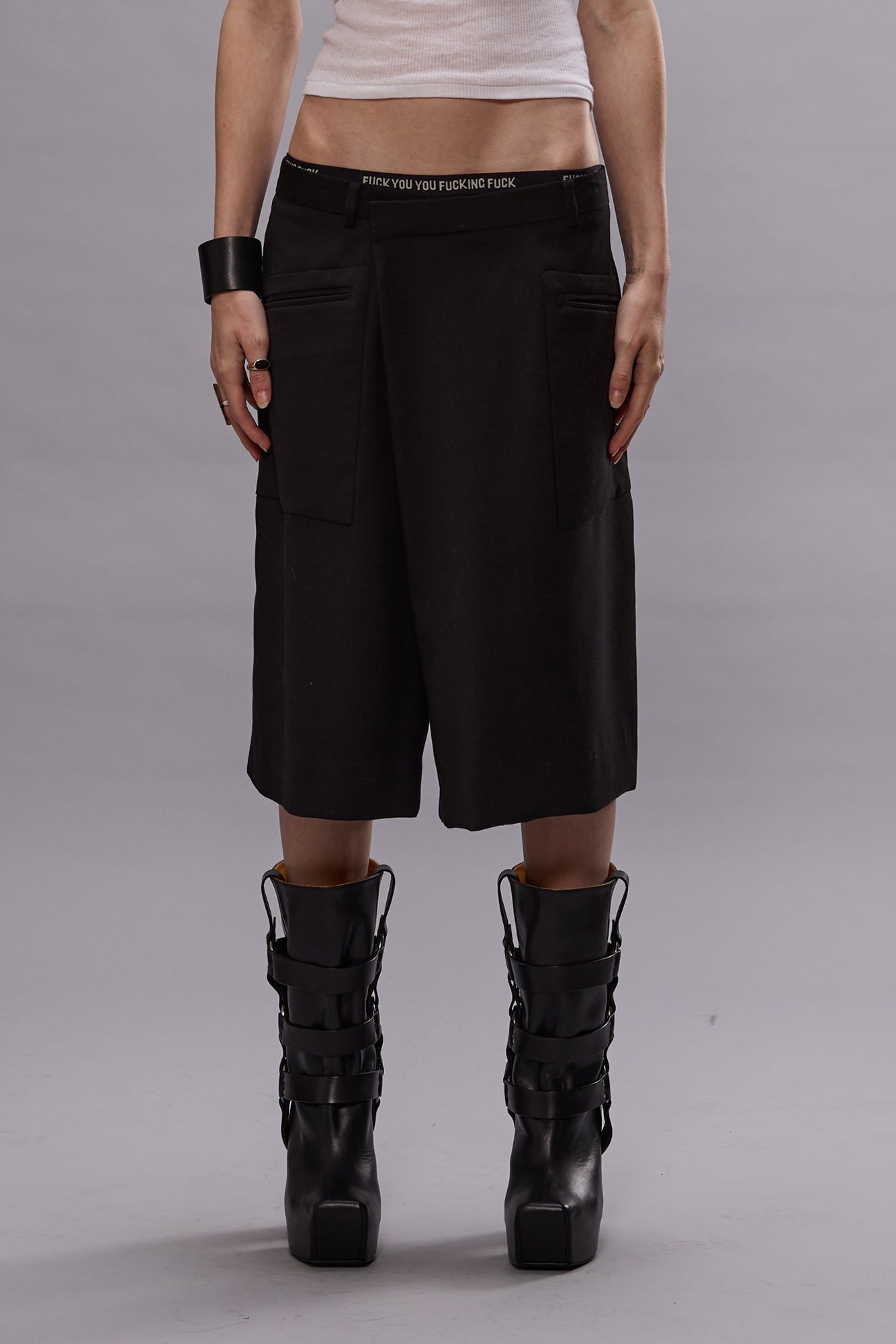 CROSSOVER KNEE-LENGTH SHORTS - BLACK