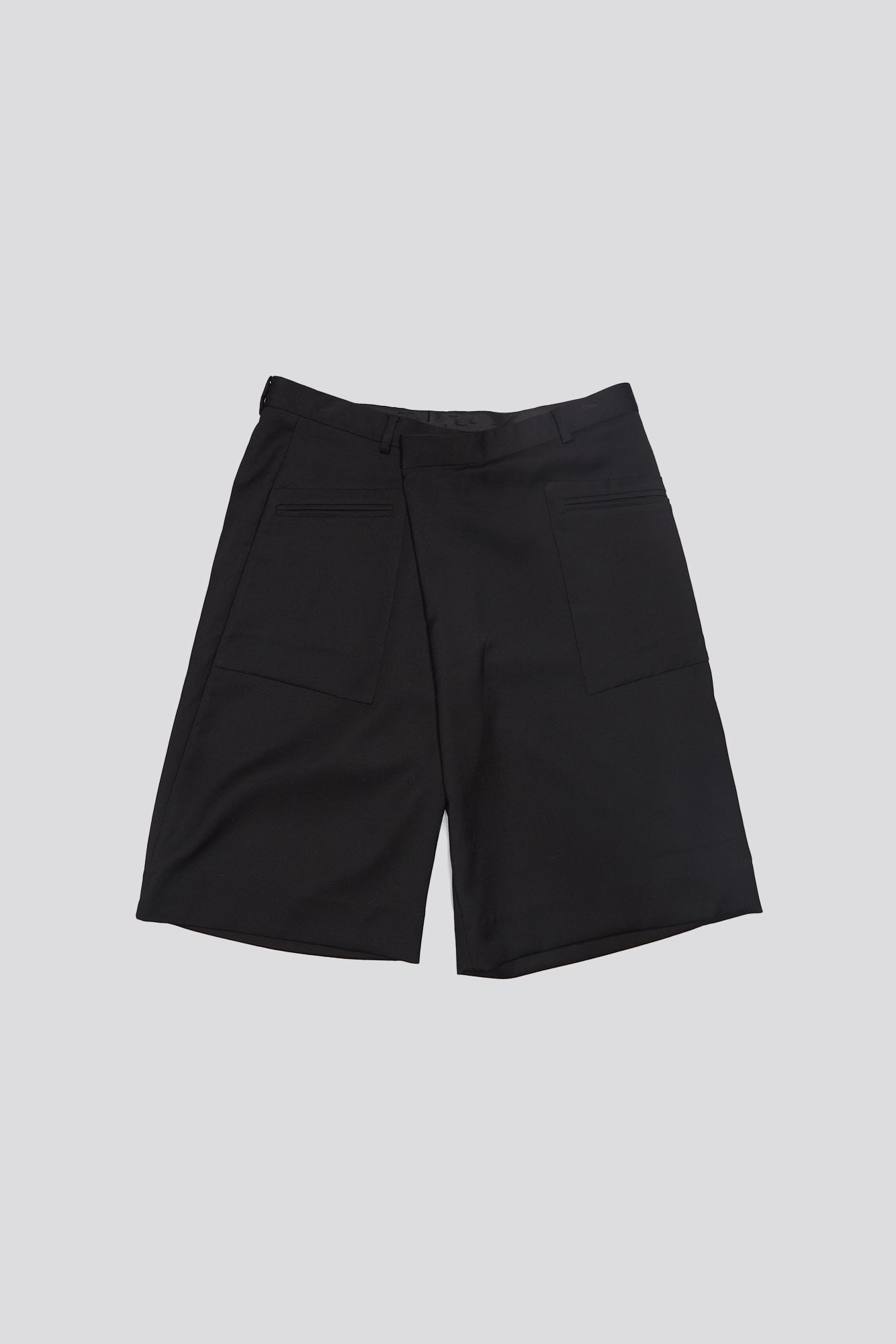CROSSOVER KNEE-LENGTH SHORTS - BLACK