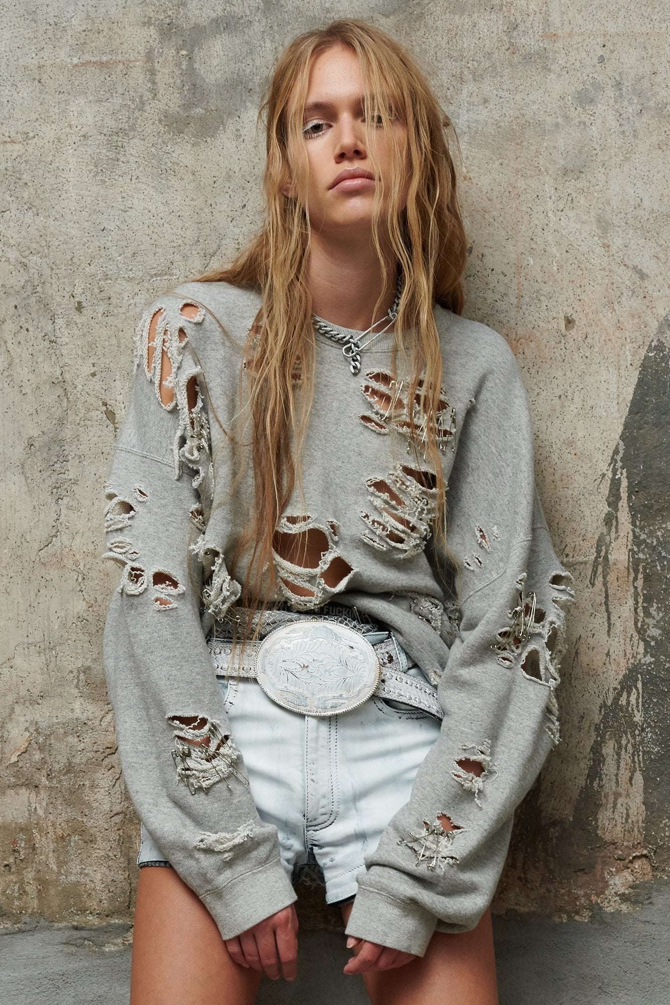 DISTRESSED CREWNECK - HEATHER GREY